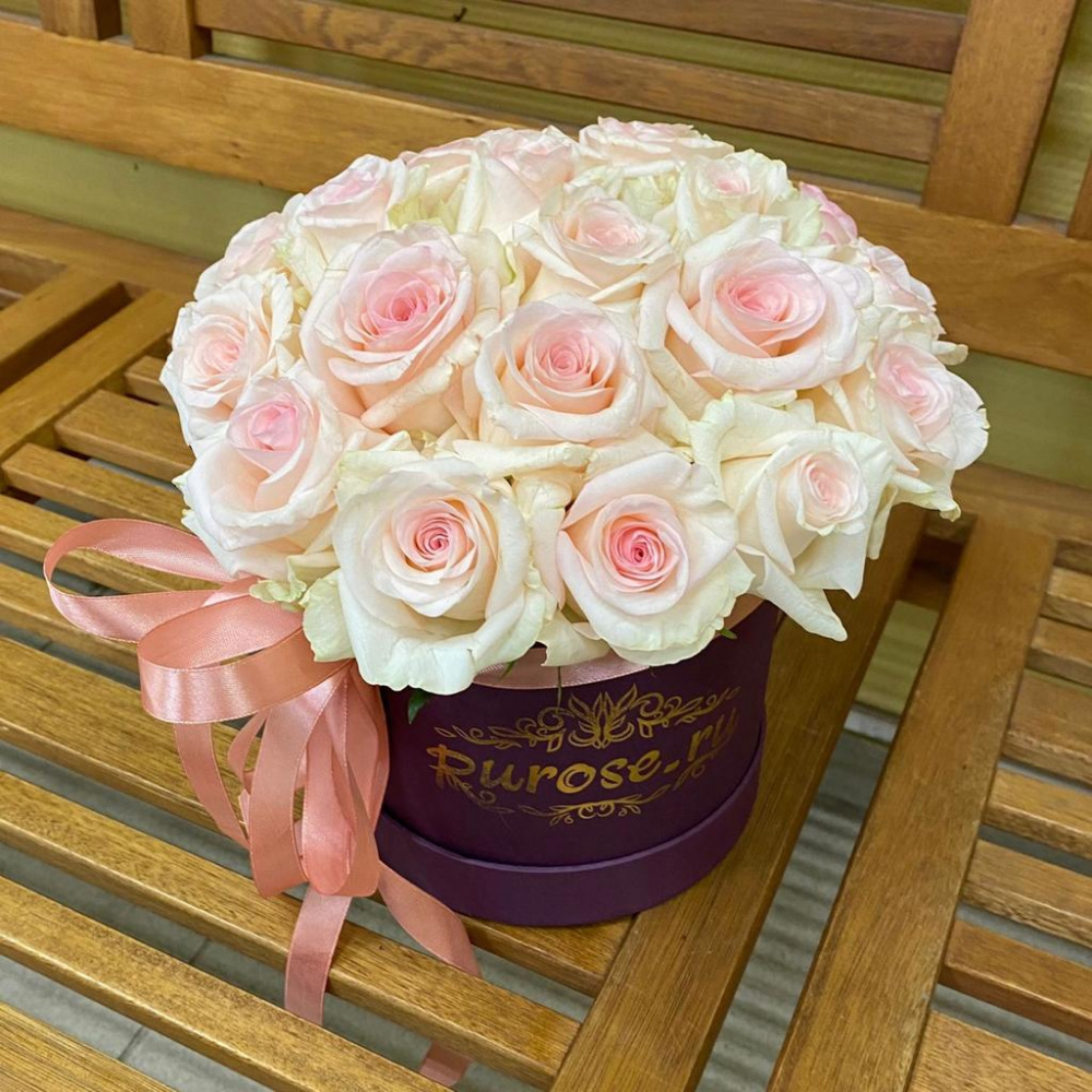 Букет из 25 розовых роз в розовой коробке